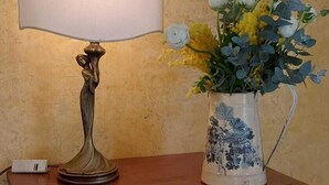 Ein Holztisch mit einer Lampe und einer Blumenvase.