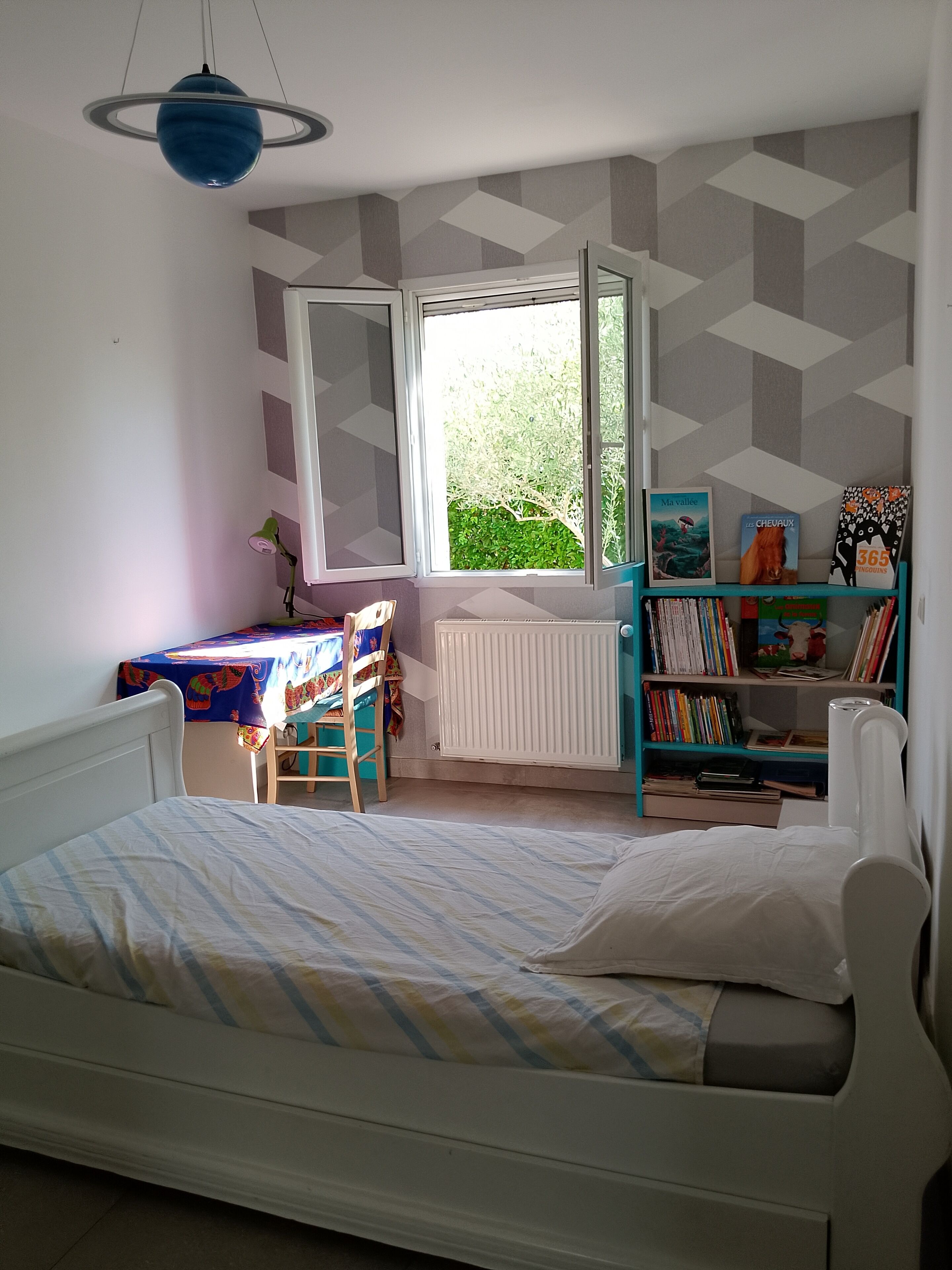 5 chambres, bureau, fer et planche à repasser, lit parapluie
