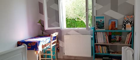 5 chambres, bureau, fer et planche à repasser, lit parapluie