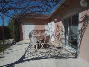 Outdoor dining - Beautiful villa with pool (Pernes-les-Fontaines)