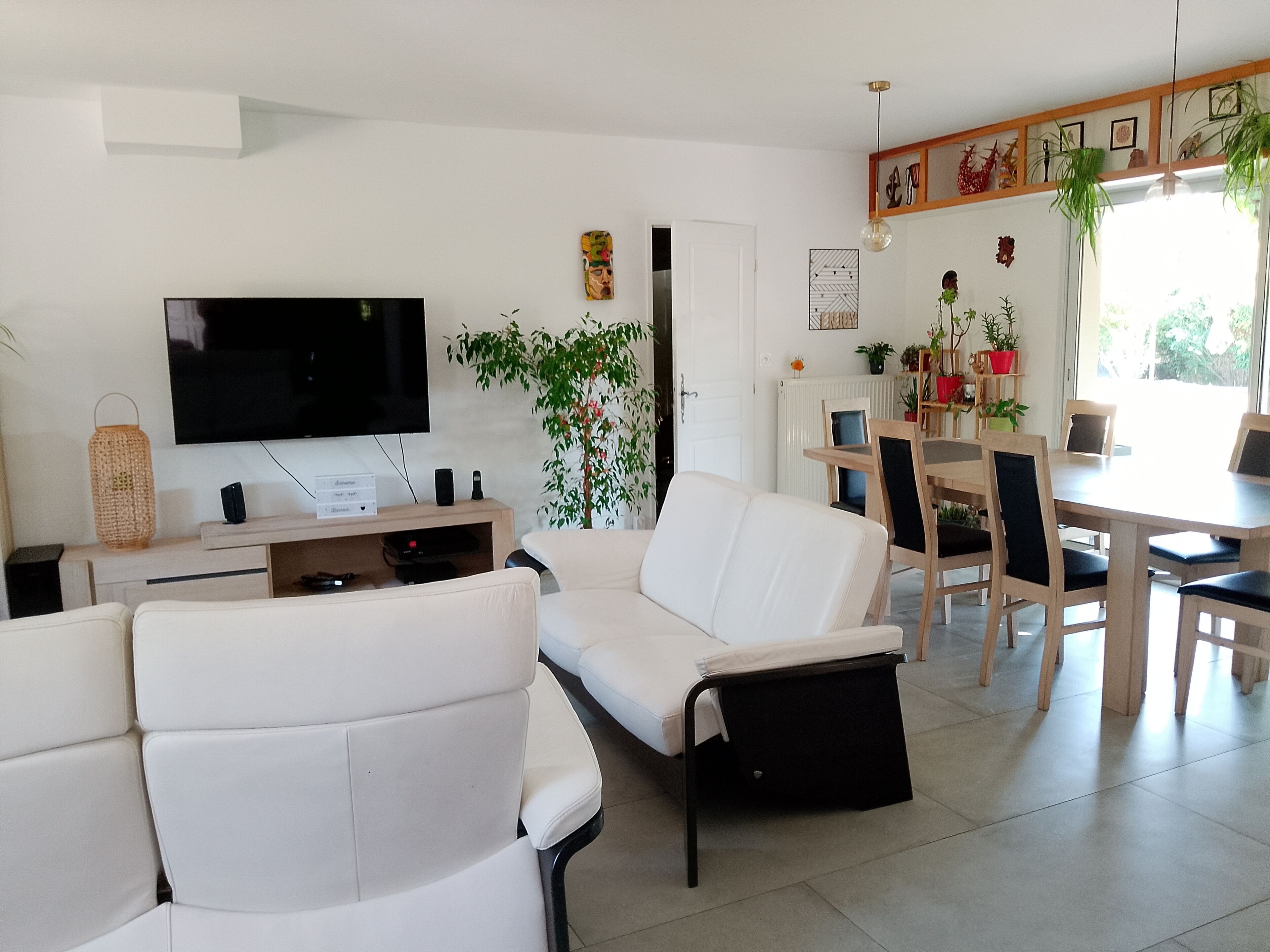 TV connectée, lecteur de DVD, baby-foot, table de tennis de table