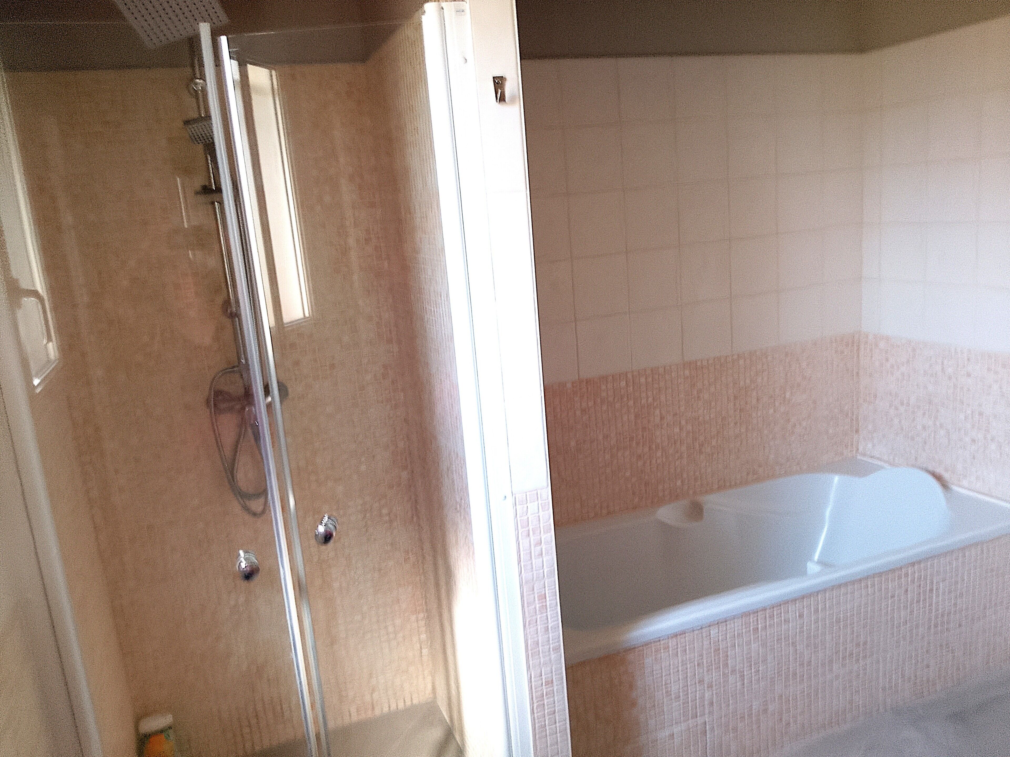 Sèche-cheveux, serviettes fournies, savon, papier toilette