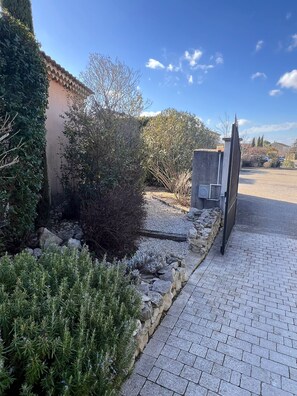 Property grounds - Beautiful villa with pool (Pernes-les-Fontaines)
