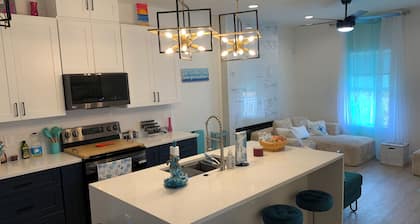 Beach House Near Seawall .Sleeps 7. Parking + Family Friendly