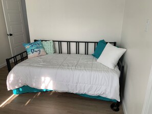 2 bedrooms, desk, free WiFi, bed sheets - Beach House Near Seawall .Sleeps 7. Parking + Family Friendly (Galveston)