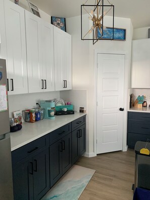 Interior - Beach House Near Seawall .Sleeps 7. Parking + Family Friendly (Galveston)