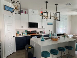Fridge, microwave, oven, stovetop - Beach House Near Seawall .Sleeps 7. Parking + Family Friendly (Galveston)