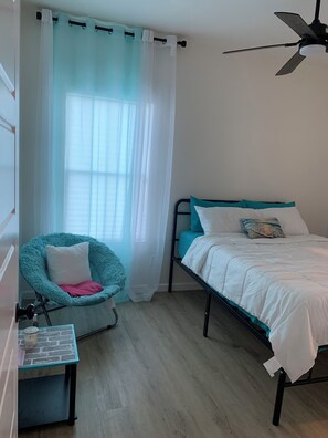 2 bedrooms, desk, free WiFi, bed sheets - Beach House Near Seawall .Sleeps 7. Parking + Family Friendly (Galveston)