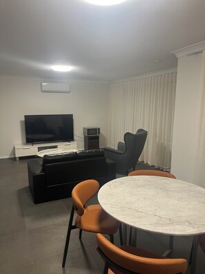 Interior - Cozy 2BR furnished city centre (Croydon)