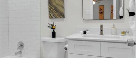 Serviettes fournies, savon, papier toilette