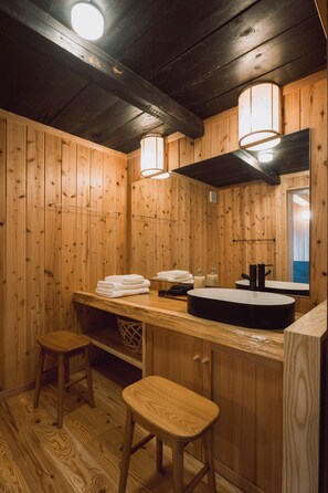 Superior Villa, Garden View | Bathroom | Hair dryer, towels - RITA OOKAWA HANZAKAI (Okawa)