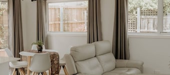 Private Guesthouse Retreat – Close to Everything, Peaceful Stay
