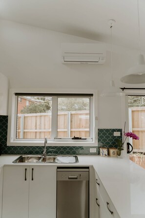 Microwave, oven, stovetop, dishwasher - Private Guesthouse Retreat – Close to Everything, Peaceful Stay (Bellerive)