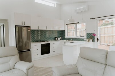 Private Guesthouse Retreat – Close to Everything, Peaceful Stay