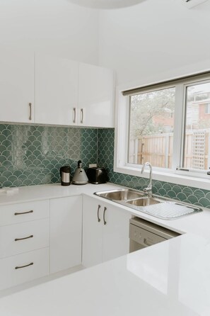 Microwave, oven, stovetop, dishwasher - Private Guesthouse Retreat – Close to Everything, Peaceful Stay (Bellerive)