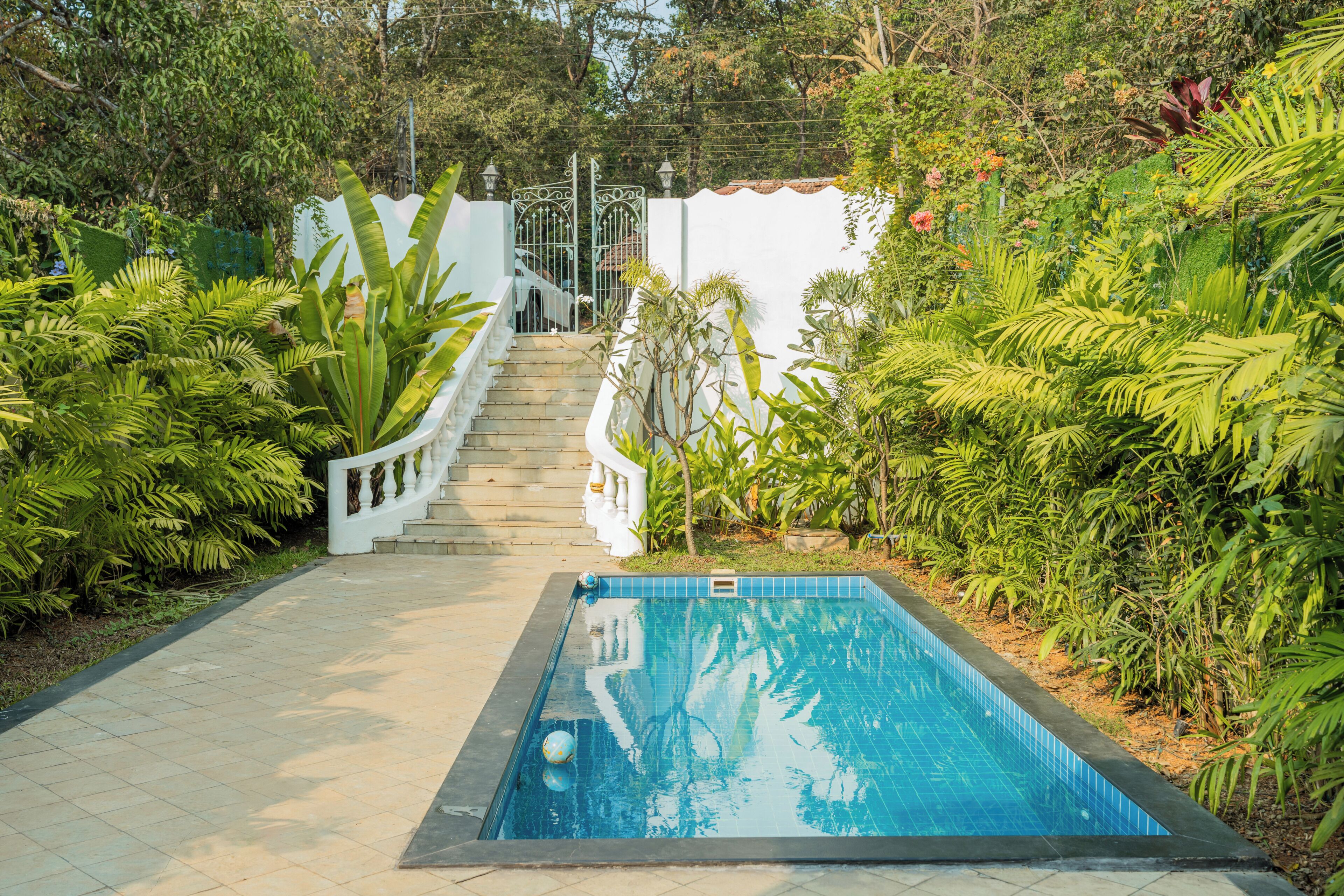 Una piscina al aire libre