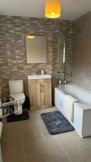 Bathroom - Home in Belfast-Contractors/Professionals/Weekends (Belfast)