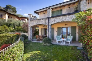 Outdoor dining - Apartment Laghetto with Pool (Torri del Benaco)