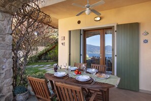 Outdoor dining - Apartment Laghetto with Pool (Torri del Benaco)