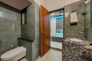 Shower, towels, soap, shampoo - Hotel Majestic Royal Akkalkot (Akalkot)