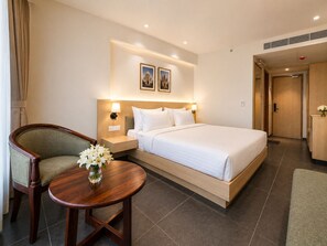 Habitación doble Premier, vista a la ciudad | Escritorio y wifi gratis 