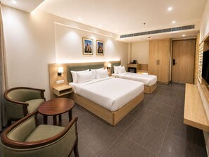 Habitación triple familiar, vista a la ciudad | Escritorio y wifi gratis 