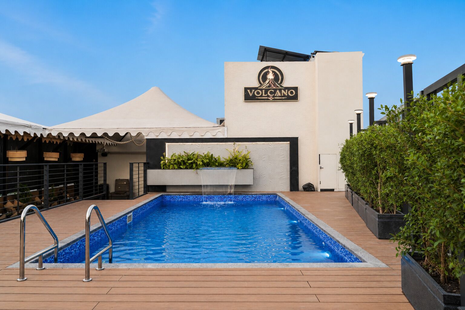 Una piscina al aire libre