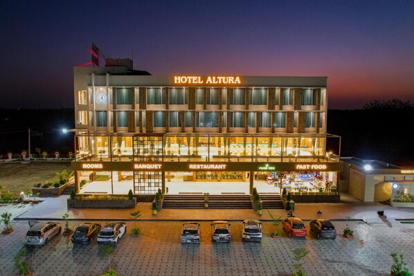 Front of property - Hotel Altura (Kalol)