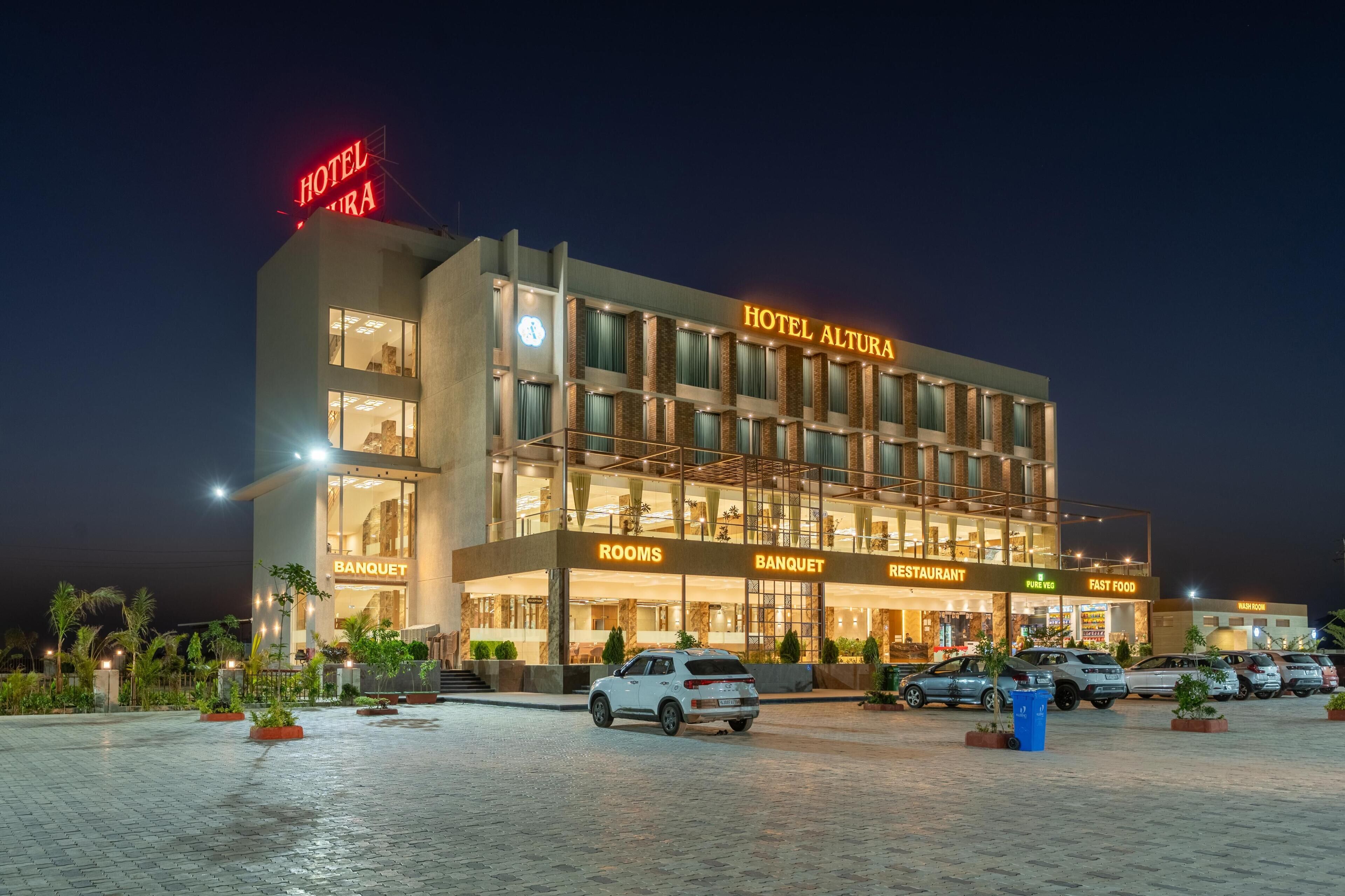 Ein Hotel mit der Aufschrift 'HOTEL ALTURA', das eine Bankettmöglichkeit, Zimmer und ein Restaurant bietet.