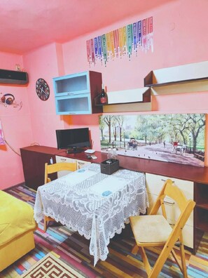 Dining - Cozy Studio in the Heart of Burgas\ 5 min to Sea Garden\ Self Check-in (Burgas)