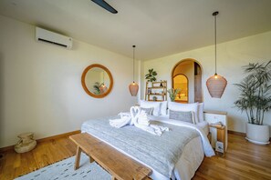 Villa, 3 slaapkamers, privézwembad, uitzicht op zwembad | Een kluis op de kamer, verduisterende gordijnen, gratis wifi, beddengoed