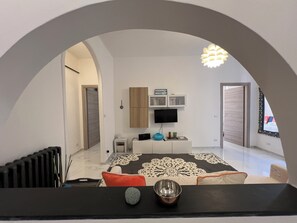 Apartemen Deluks, pemandangan halaman | Interior