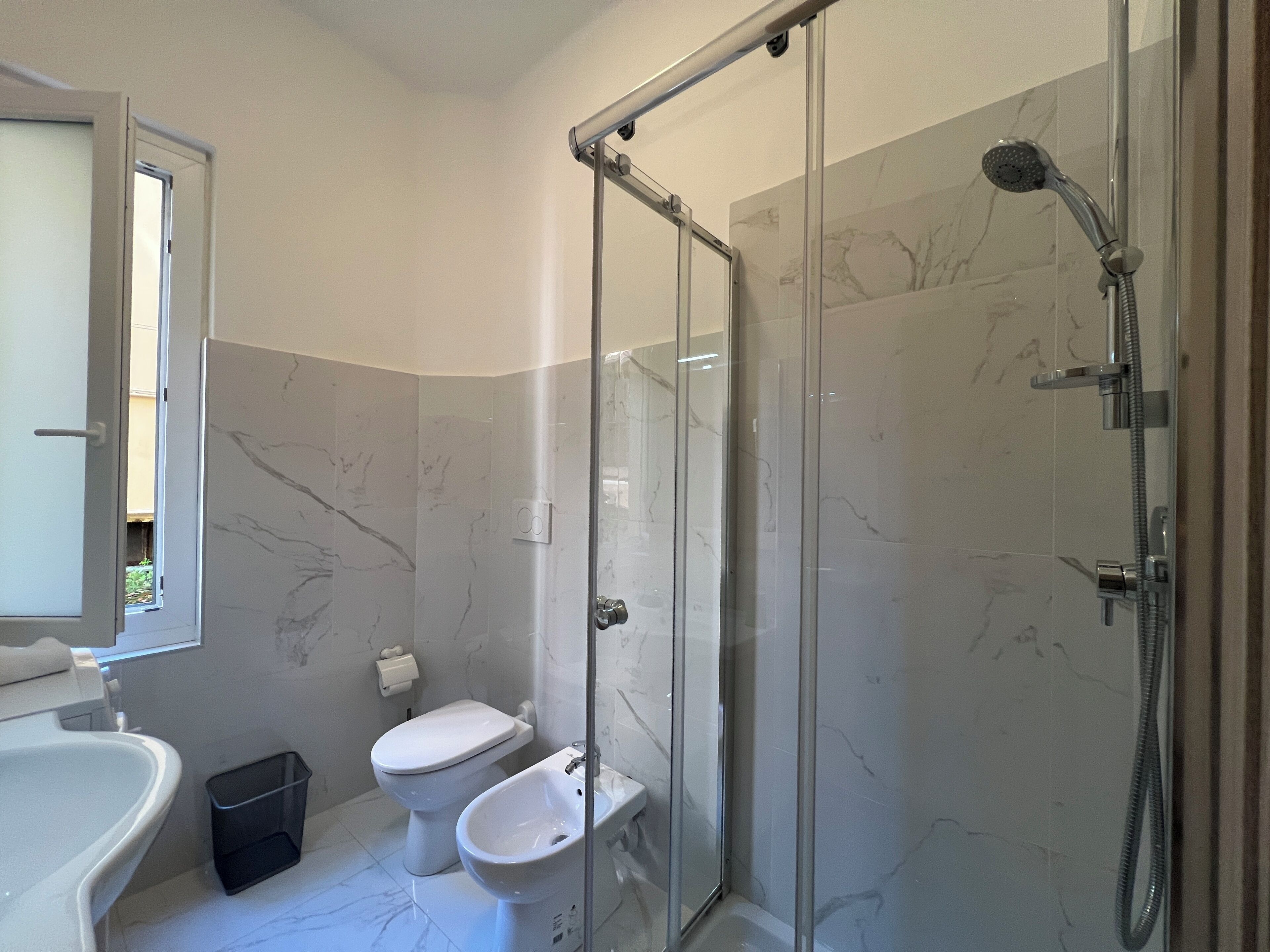Ein Badezimmer mit Toilette, Bidet und Dusche.