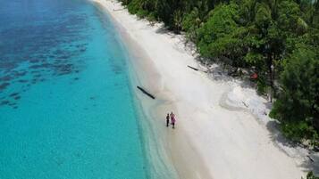 Privat strand og hvit sand