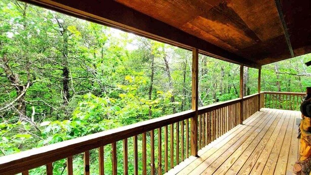 Eine Holterrasse mit Blick auf einen Wald.