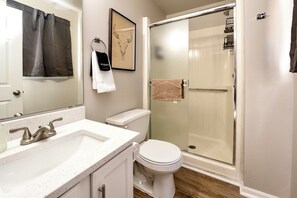 Bathroom - Galway Street Getaway: clean, comfy Smithville home in a quiet neighborhood. 2 bedrooms + bonus basement sleeper sofa, 3 full baths (primary ensuite + basement bath). KC attractions are typically 30–45 min away. (Smithville)