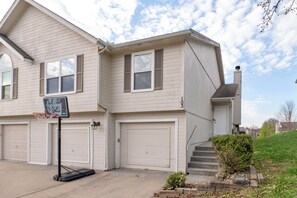 Exterior - Galway Street Getaway: clean, comfy Smithville home in a quiet neighborhood. 2 bedrooms + bonus basement sleeper sofa, 3 full baths (primary ensuite + basement bath). KC attractions are typically 30–45 min away. (Smithville)