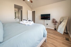 Room - Galway Street Getaway: clean, comfy Smithville home in a quiet neighborhood. 2 bedrooms + bonus basement sleeper sofa, 3 full baths (primary ensuite + basement bath). KC attractions are typically 30–45 min away. (Smithville)