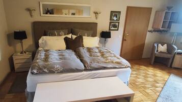 2 Schlafzimmer, Schreibtisch, Bügeleisen/Bügelbrett, kostenloses WLAN