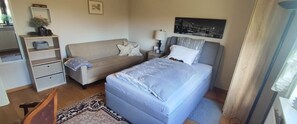 2 bedrooms, desk, iron/ironing board, free WiFi - Vacation apartment Igel 🦔 in a quiet location,  beautiful views near Eberbach (Hirschhorn (Neckar))