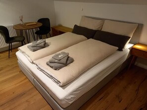 3 bedrooms, WiFi, bed sheets - LENIS LODGES, home base for summiteers and skiers, close to the slopes, close to the lifts (Dienten am Hochkönig)