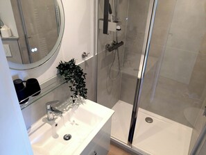 Shower, hair dryer, towels, soap - Holiday apartment Collis in our guesthouse in the old town of Zell (Moselle) (Zell (Mosel))