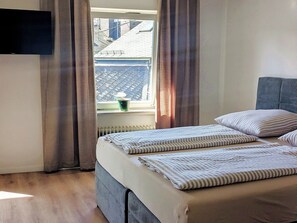 1 bedroom, free WiFi, bed sheets - Holiday apartment Collis in our guesthouse in the old town of Zell (Moselle) (Zell (Mosel))