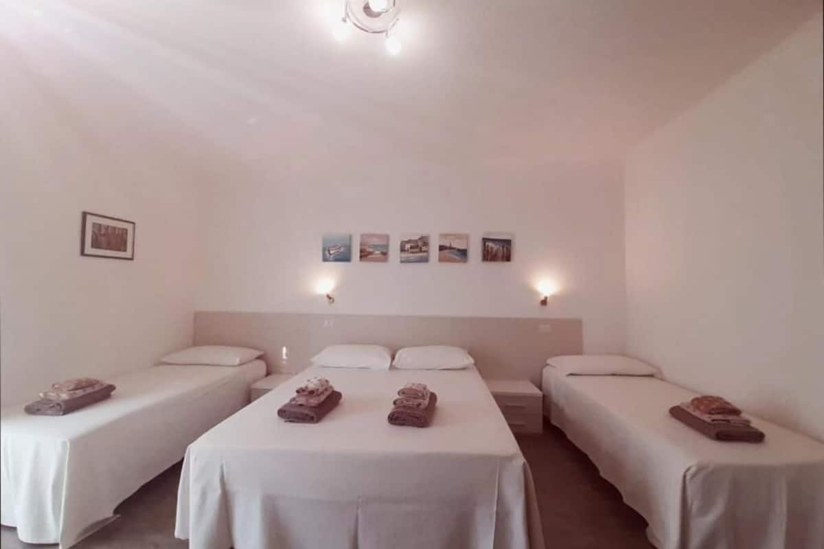 Phòng dành cho gia đình, 2 giường cỡ queen, không hút thuốc, quang cảnh sân vườn