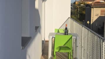 Quarto casal ou duplo luxo, sacada, vista para a cidade | Opções para refeição ao ar livre