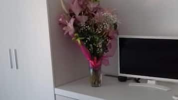 Quarto família, 2 camas Queen, para não fumantes, vista para o pátio | Parte interna