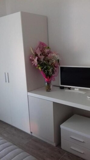 Quarto família, 2 camas Queen, para não fumantes, vista para o pátio | Parte interna