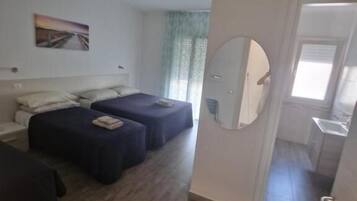 Habitación triple familiar, vista al patio