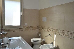 A bathroom with a bathtub, toilet, and sink. - B&b Eden Ogliastra  (Tortolì)