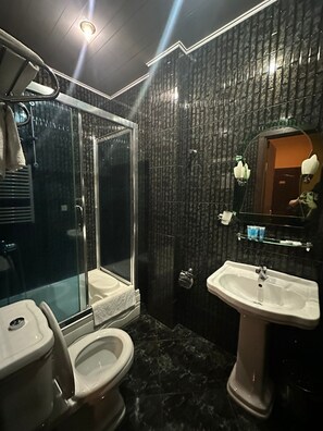Combined shower/bathtub, hair dryer, towels, soap - Zarina Hotels (Batumi)